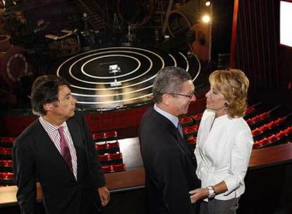 Aguirre y Ruiz-Gallardón conversan en presencia de Ignacio González durante la inauguración de los Teatros del Canal.