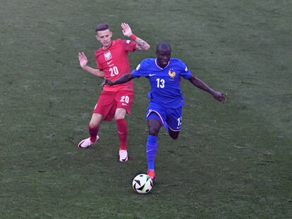 Kanté protege el balón ante Szymanski.