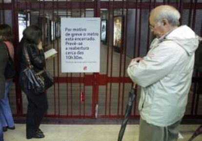 Pasajeros esperan ante una estación de metro cerrada en Lisboa, Portugal. EFE/Archivo