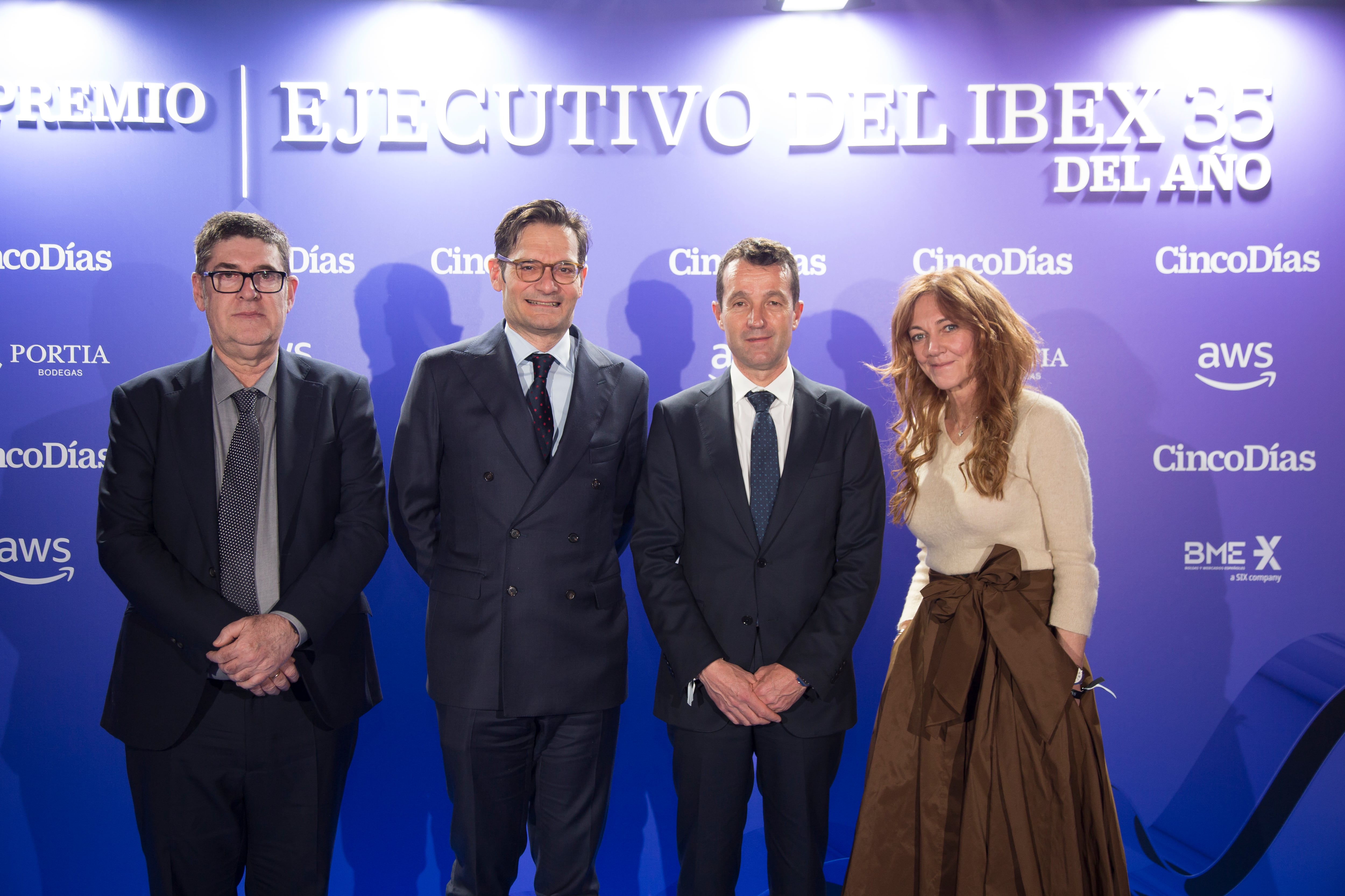 Desde la izquierda, Ricardo de Querol, director de Cinco Días; el presidente de Prisa, Joseph Oughourlian; el presidente de Indra, Ángel
Escribano, y la vicepresidenta de Prisa y consejera delegada de Prisa Media, Pilar Gil, este martes en la entrega de premios de Cinco Días.