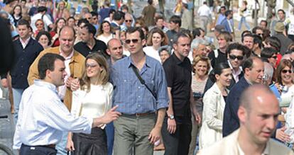 Los príncipes de Asturias caminan entre la gente por el paseo de La Concha de San Sebastián.