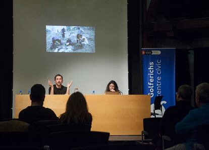 Las conferencias de reconocidos fotógrafos y fotógrafas también forman parte de las actividades en torno al Festival que se celebra estos días en Barcelona. En la imagen, Ofelia de Pablo y Javier Zurita durante una conferencia sobre la transformación de las narrativas visuales y del multimedia como vehículo del cambio social.