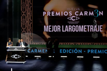 Entrega del premio a la mejor película de la III edición de los Premios Carmen del Cine Andaluz, celebrados en Huelva. / CORTESÍA PREMIOS CARMEN