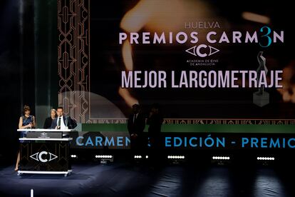 Entrega del premio a la mejor película de la III edición de los Premios Carmen del Cine Andaluz, celebrados en Huelva. / CORTESÍA PREMIOS CARMEN