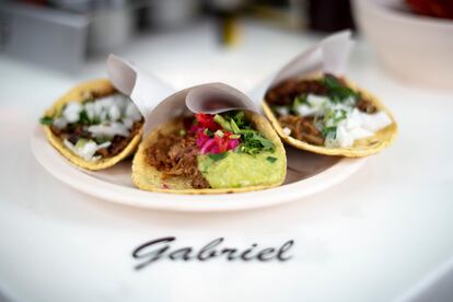 Un taco de suadero, uno de lechón y uno de tripa de la Taquería Gabriel, en Ciudad de México.