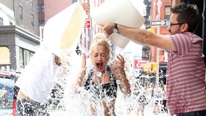 La cantante Rita Ora, bajo cubos de agua helada por el reto del Ice Bucket Challenge en Nueva York en agosto de 2014.