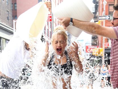 La cantante Rita Ora, bajo cubos de agua helada por el reto del Ice Bucket Challenge en Nueva York en agosto de 2014.