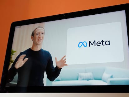 Zuckerberg, com a nova logo da Meta ao fundo.