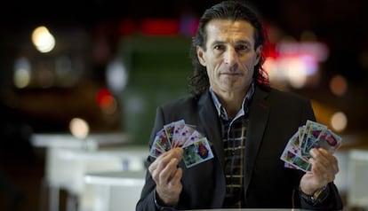 Diego posa con cromos en los que aparece con la camiseta del Betis y la del Sevilla.