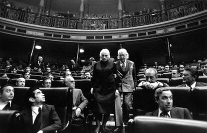Pasionaria y Rafael Alberti, en la constitución de las Cortes democráticas, en 1977.