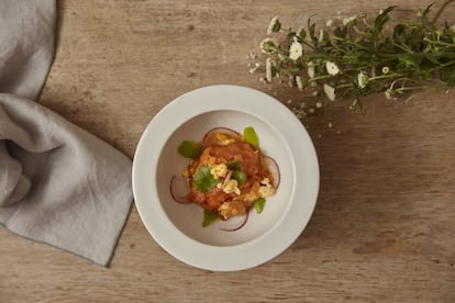 <p><b>INGREDIENTES</p></b> <p><b>Para 1 ración</p></b> <p>100 g de lubina, 20 g de cebolla roja, zumo de ½ lima, zumo de ½ limón, 5 g de salsa de tomate, cilantro al gusto, 1 cucharada de aceite, palomitas, sal y cayena molida.</p> <p> </p> <p><b>ELABORACIÓN</p></b> <p>1. Cortar la lubina en láminas muy finitas. 2. Picar la cebolla y el cilantro. 3. Mezclar el zumo de lima, el zumo de limón, la salsa de tomate y el aceite con el pescado y los ingredientes picados (la cebolla y el cilantro). Añadir sal al gusto. 4. Dejar macerar 10 minutos y servir en un plato hondo. 5. Espolvorear palomitas con la cayena molida e incorporarlas al ceviche. </p>