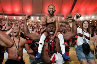 Os torcedores do Flamengo celebram um gol marcado por Gabriel durante a partida contra o River Plate da Argentina, na final da Copa Libertadores, transmitida em telão no estádio do Maracaná, no Rio de Janeiro, em 23 de novembro.