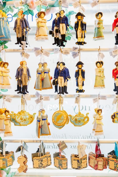 Tienda de 'souvenirs' con figuras inspiradas en sus personajes, en el Jane Austen Centre de Bath.