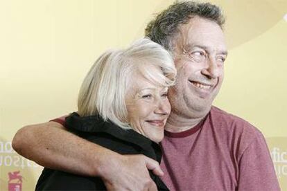 El director Stephen Frears y la actriz Helen Mirren se abrazan ayer en Venecia.