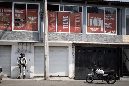 Un agente de la Guardia Nacional vigila afuera de la casa de campaña del candidato a la presidencia municipal de Amanalco (Estado de México) por Movimiento Ciudadano.