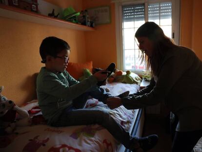 Una madre cuida de su hijo enfermo.
