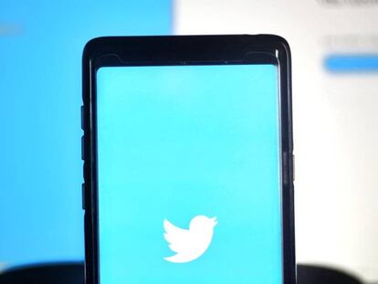 Twitter en un smartphone con gfondo azul