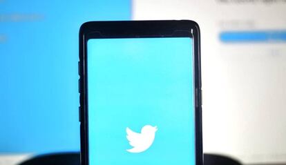 Twitter en un smartphone con gfondo azul