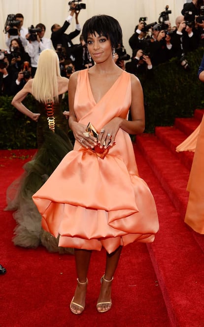 La cantante Solange Knowles se apunta al bob y al naranja de este 3.1 Phillip Lim.