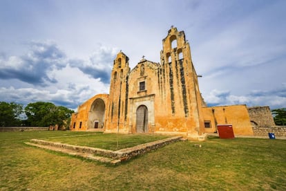 Exterior de la iglesia de San Miguel Arcángel, en Maní (México).