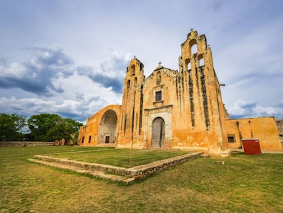 Exterior de la iglesia de San Miguel Arcángel, en Maní (México).