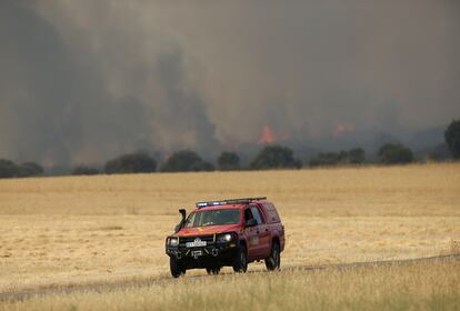 Un vehículo del servicio de emergencias se dirige al incendio forestal entre Tabara y Losacio (Zamora) este lunes. La nacional 631 ha sido cortada porque el fuego ha saltado la carretera y ha llegado a Litos.