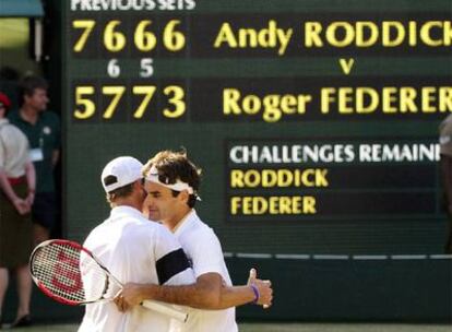 Federer consuela a Roddick tras el partido.