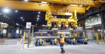 Un técnico con vigas de acero en las instalaciones de Sidenor.