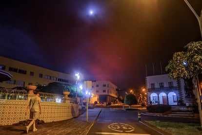 Ambiente en la localidad de Tazacorte, en la isla de La Palma, mientras se espera que la colada de lava llegue al mar.
