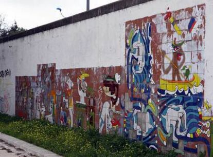 Aspecto actual del mural de cerámica de Roberto Matta, deteriorado por años de vandalismo.