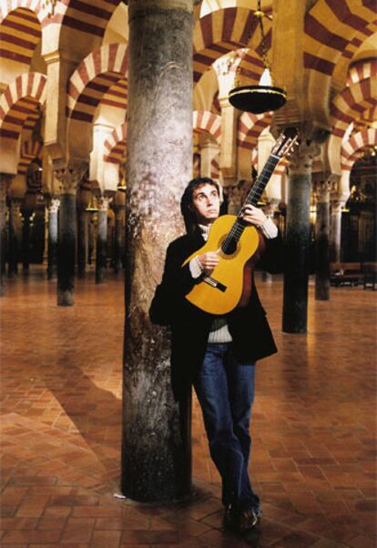 Un hombre que sabe unir docencia y arte, Paco Serrano, en la mezquita.