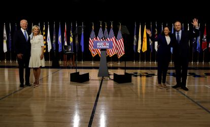 Joe Biden y su esposa Jill (izquierda) y Kamala Harris y a su esposo Douglas Emhoff (derecha) saludan al finalizar el evento demócrata.