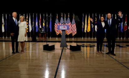 Joe Biden y su esposa Jill (izquierda) y Kamala Harris y a su esposo Douglas Emhoff (derecha) saludan al finalizar el evento demócrata.