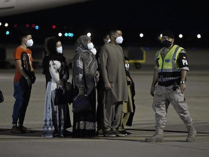 Refugiados afganos procedente de Islamabad, la noche de este martes en la base aérea Torrejón de Ardoz (Madrid).