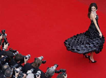 La modelo nacida en España &#39;torea&#39; para los fotógrafos en la entrada a la muestra cinematográfica. Silva luce una muestra del diseñador Giorgio Armani. (Texto: ELPAÍS.com)