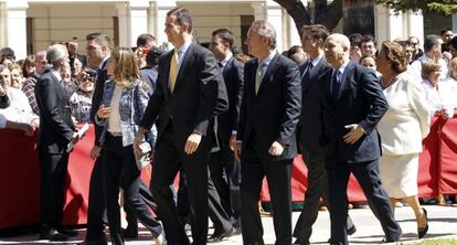 Los príncipes de Asturias, Alberto Fabra, José Ignacio Wert y Rita Barberá, en el Hospital General de Valencia.