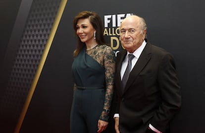 Joseph Blatter, presidente de la FIFA, junto a su novia, Linda Barras.