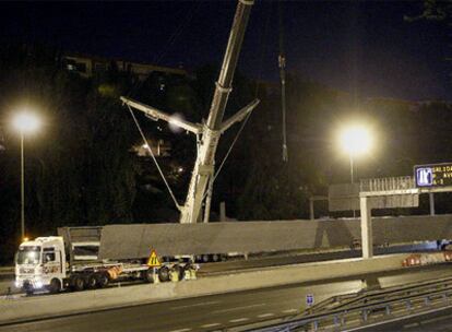 Un camión transporta una de las pasarelas que serán colocadas sobre la M-30. La imagen está tomada en la zona de Ventas esta madrugada.
