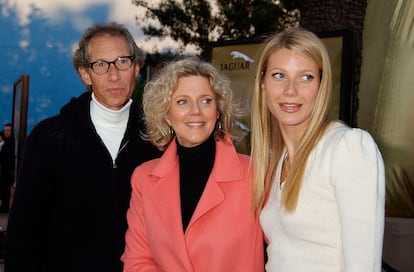Bruce Paltrow, Blythe Danner y Gwyneth Paltrow, en 2002.
