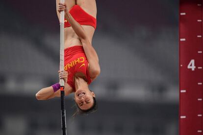 La china Li Ling compite en la final de salto con pértiga durante los Juegos Asiáticos, en Yakarta (Indonesia).