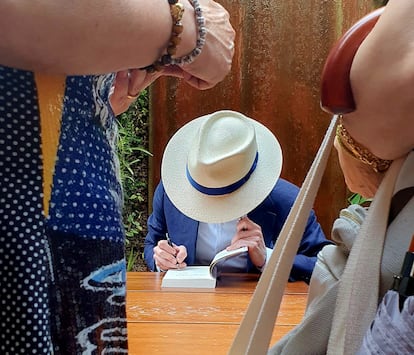 Juan Carlos Galindo firmando libros el lunes en la librería Finestres de Barcelona.