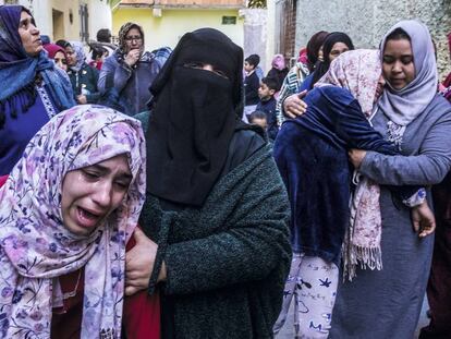 Fátima, madre de Ayub, rostro cubierto, y Umaimea, hermana de este, llorando su muerte.