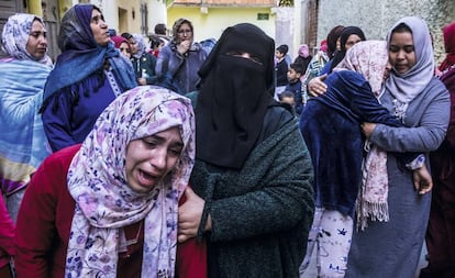 Fátima, madre de Ayub, rostro cubierto, y Umaimea, hermana de este, llorando su muerte.