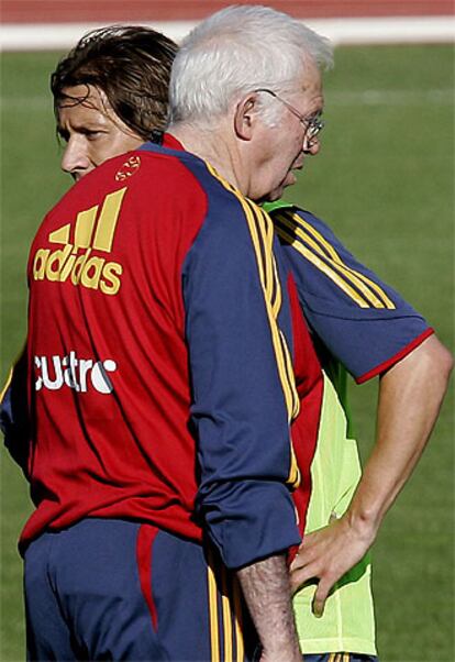 Luis Aragonés da instrucciones junto a Salgado en el entrenamiento de ayer.