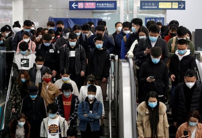 Población china dirigiéndose al interior de una estación de metro en Pekín.