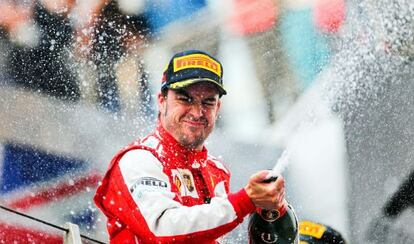 Fernando Alonso celebra la victoria en el GP de China.