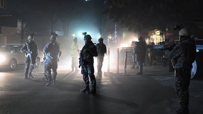 Soldados vigilan las inmediaciones de la embajada española tras el ataque de diciembre de 2015.