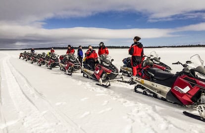 Excursión en moto de nieve en los alrededores de Inari, el centro sami más importante de Laponia.