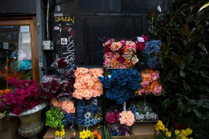 Fake flowers are displayed for sale in Manhattan's flower district in New York, U.S., on Thursday, March 24, 2016. With an El Nino in the equatorial Pacific, winter across the contiguous U.S. was the warmest in history, and new daily high temperatures were posted last week in Philadelphia, Trenton, Boston and New York's Central Park. Photographer: Michael Nagle/Bloomberg