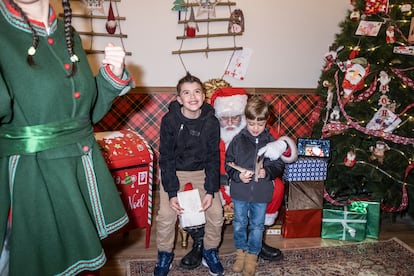 David Prados, atendiendo a una niña que ha venido a conocerle en la Casa de la Navidad de Torrejón de Ardoz.
